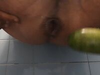 Zucchina in culo come una vacca troia