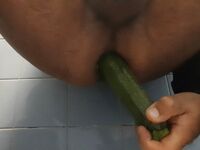 Zucchina in culo come una vacca troia