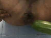 Zucchina in culo come una vacca troia