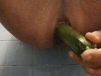 Zucchina in culo come una vacca troia