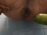 Zucchina in culo come una vacca troia