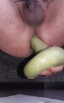 Perversione anale con una enorme zucchina