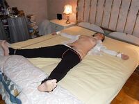 Inizia la svestizione di mia moglie